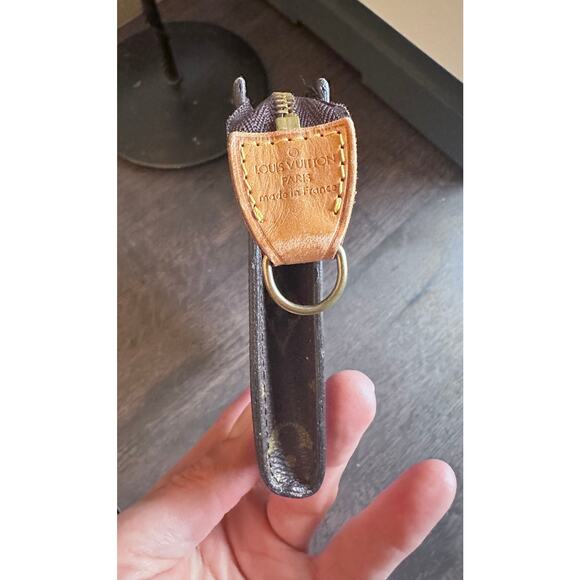 LOUIS VUITTON MONOGRAM ACCESSORY POUCH W/RING - Picture 4 of 11